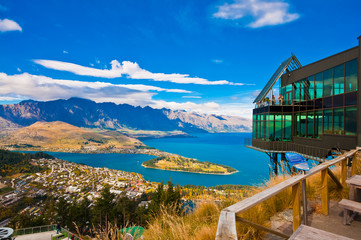 Stadtbild von Queenstown mit Lake Wakatipu von oben, Neuseeland