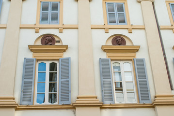 Obraz premium Finestre con persiane, facciata palazzo