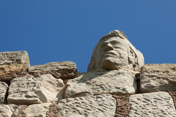 Kopf auf der Mauer