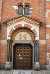 Fototapeta na wymiar Drzwi wejściowe do kościoła, Kolumny