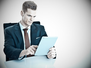 Junger Mann nutzt modernes Tablet