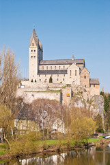 Die romanische Lubentius-Basilika auf dem Fels &uuml;ber der Lahn
