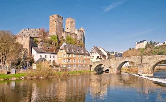 Burgruine Runkel mit alter Lahnbr&uuml;cke und Burg Schadeck