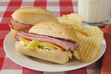 Ham sandwich with chips