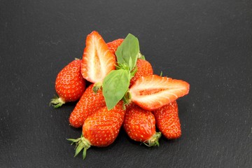 fraises gariguettes sur plateau d'ardoise