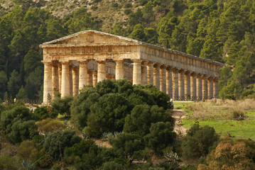 Fototapeta na wymiar grecka świątynia w starożytnym mieście Segesta, Sycylia