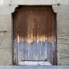 Puerta antigua con tonos rojizos y azulados