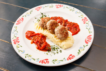 meatballs with mashed potatoes