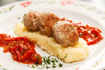 meatballs with mashed potatoes