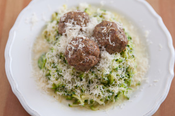 Zucchini Nudeln mit Fleischbällchen