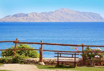 Obraz na płótnie Canvas Z widokiem na morze czerwone wyspy, ogrodzenia i ławki