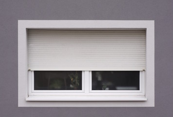 Modernisiertes Fenster mit Rollladen