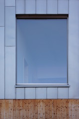 Moderne Zinkblechfassade mit Fenster
