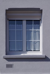 Fototapeta na wymiar Modernisiertes Fenster mit Rollladen