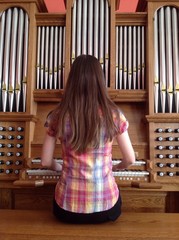 органистка играет на органе