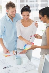 Obraz premium Interior designer showing colour wheel to smiling clients