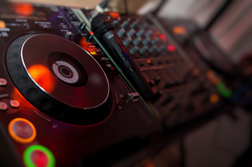 Dj mixes the track