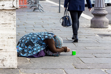 Bettlerin auf einer Straße