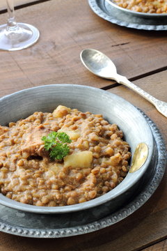 Lentil stew with pork rinds and potatoes
