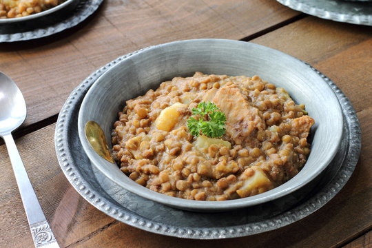 Lentil stew with pork rinds and potatoes