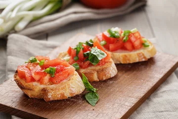 Crédence de cuisine en verre imprimé Entrée simple italian appetizing bruschetta with tomato
