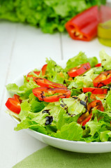 Salad with lettuce and red pepper