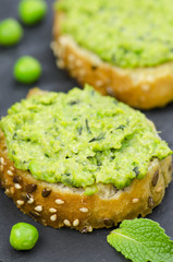 Pea and mint bruschetta, closeup