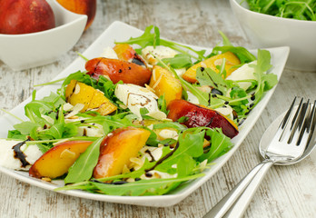 Salad with rocket salad, peach and mozzarella