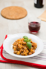 Pisarei o gnocchetti con sugo di fagioli