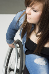 junge Frau/Mädchen im Rollstuhl