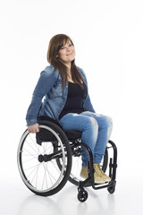 Obraz na płótnie Canvas lächelnde junge Frau im Rollstuhl