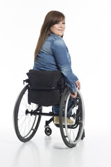 Fototapeta na wymiar junge Frau im Rollstuhl von hinten