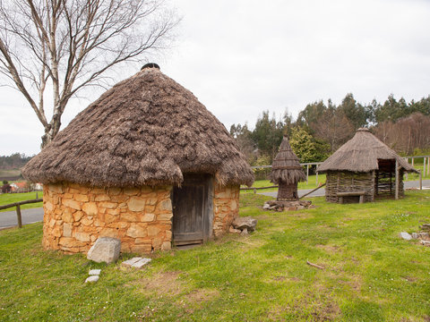 Small pallozas in Galicia.