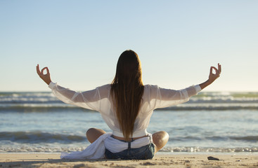 Fototapeta na wymiar Frau macht Yoga am Strand