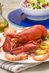 Astice rosso su un piatto contornato da gamberi