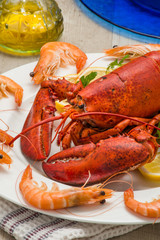 Astice rosso su un piatto contornato da gamberi