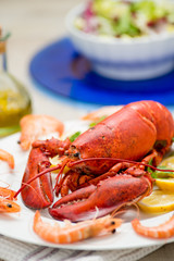 Astice rosso su un piatto contornato da gamberi