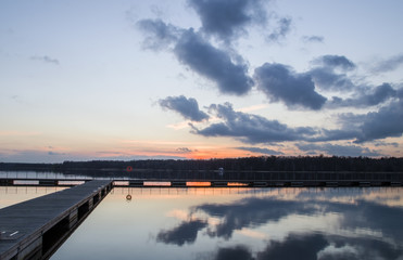 Zachód słońca nad jeziorem © Tomasz Czardybon