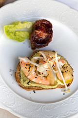 Toast, guacamole, crevettes et pamplemousse