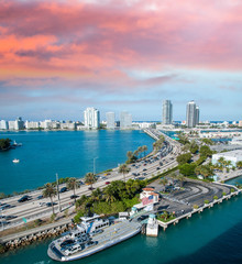 Obraz premium Beautiful cityscape of Miami along the sea