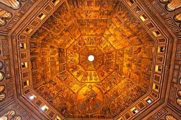 Fototapeta na wymiar Baptysterium Florencji - widok z pułap mozaiki