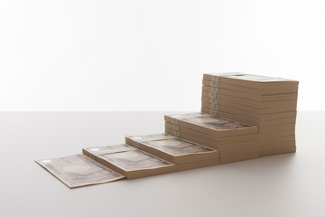 グラフのように積上げた紙幣