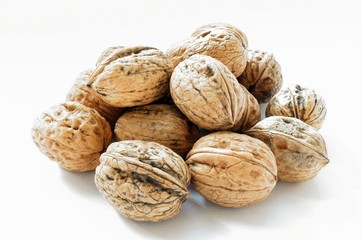 Noce con guscio duro. Frutto buono e salutare