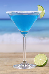 Blue Curacao Cocktail am Strand