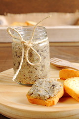 Melba toasts with mushroom spread