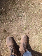 пыльные ботинки на земле