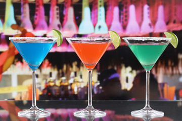 Bunte Cocktails in Martini Gläsern in einer Bar