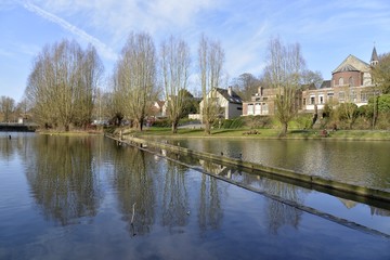 Fototapeta premium Le ruisseau Pede entre ses murs