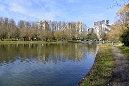 L'étang d'Anderlecht et la Cité J. Vives