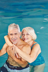Glückliche Senioren baden im Schwimmbad